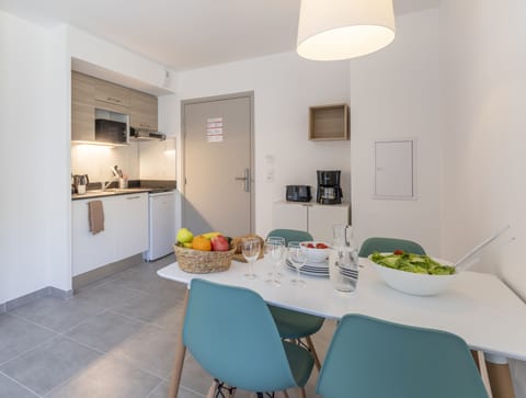 Apartment 4 people - 1 bedroom - Air conditionned - Terrace or balcony | Private kitchenette | Fridge, microwave, stovetop, dishwasher