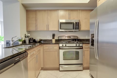 Business Apartment | Private kitchen | Full-size fridge, microwave, oven, stovetop