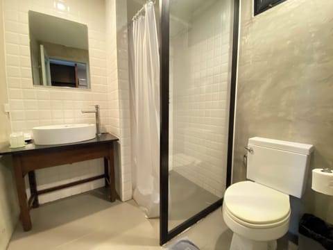 Standard Room | Bathroom | Shower, free toiletries, hair dryer, towels