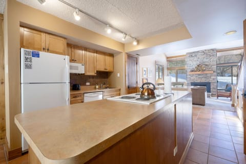 Condo, 2 Bedrooms | Private kitchen