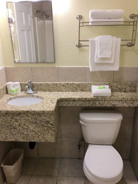 Combined shower/tub, free toiletries, towels