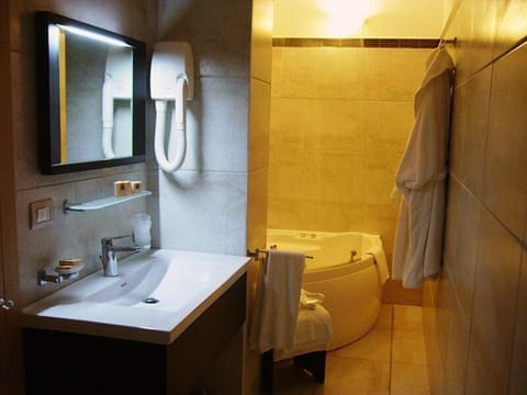 Junior Suite | Bathroom | Shower, rainfall showerhead, hair dryer, bidet