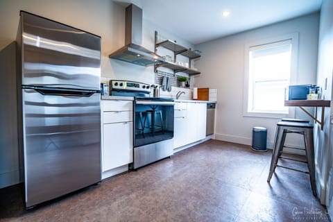 Suite 7, 2 Queen Beds | Private kitchen | Full-size fridge, microwave, oven, stovetop