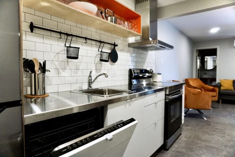 Suite 8, 2 Queen beds | Private kitchen | Full-size fridge, microwave, oven, stovetop