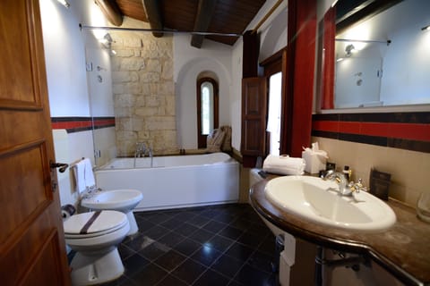 Deluxe Double Room | Bathroom | Combined shower/tub, rainfall showerhead, free toiletries, hair dryer