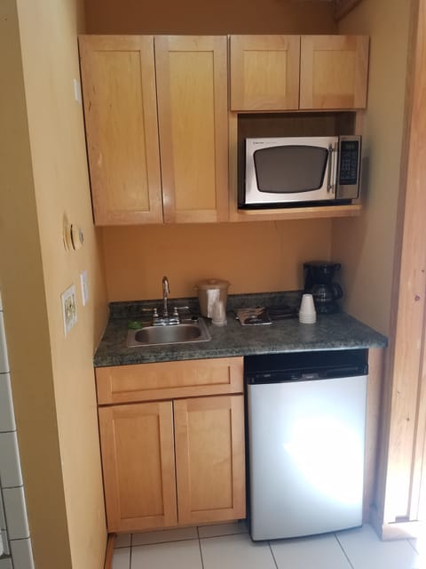 Suite with Deck and Whirlpool | Private kitchenette | Fridge, microwave, coffee/tea maker