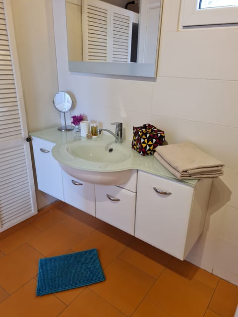 Comfort Double Room | Bathroom | Shower, towels, soap, shampoo