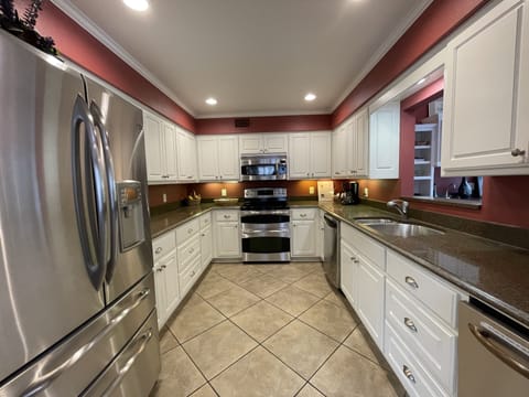 Condo, 3 Bedrooms | Private kitchen | Oven, coffee/tea maker, toaster