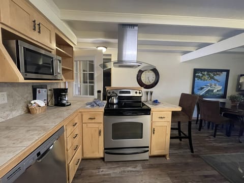 Cottage, 2 Bedrooms | Private kitchen | Fridge, oven, coffee/tea maker, toaster