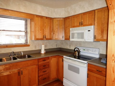 Cottage, 2 Bedrooms | Private kitchen | Fridge, oven, coffee/tea maker, toaster