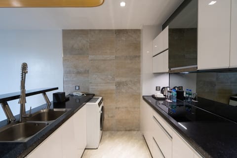 Executive Suite | Private kitchen | Electric kettle