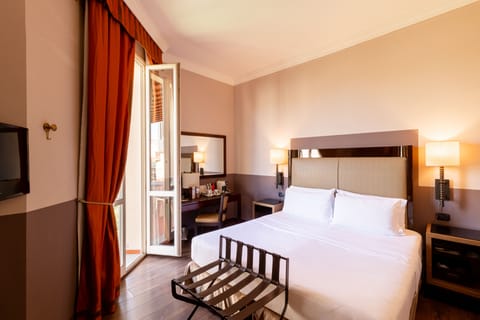 Junior Double Room | In-room safe, desk, laptop workspace, blackout drapes