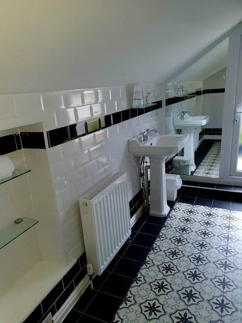 Deluxe Room | Bathroom | Free toiletries, hair dryer, towels