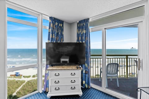 Condo, 3 Bedrooms, Balcony, Oceanfront (615) | Living area