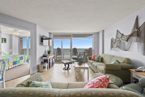 Deluxe Condo, 3 Bedrooms, Balcony, Oceanfront (605) | Living area