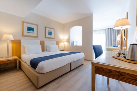 Family Suite, Garden View (Deluxe) | Premium bedding, in-room safe, desk, laptop workspace