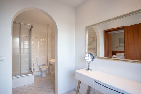 Family Room | Bathroom | Shower, free toiletries, hair dryer, towels