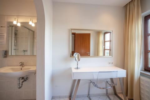 Family Room | Bathroom | Shower, free toiletries, hair dryer, towels