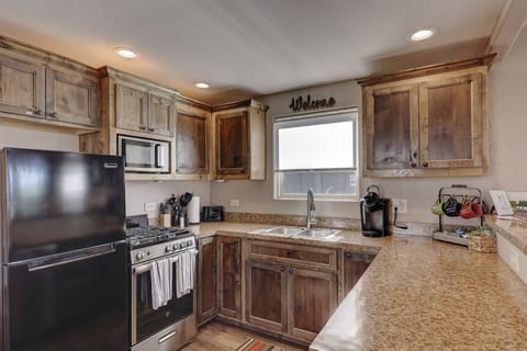 #3 Sandy's Cypress Retreat | Private kitchen | Fridge, microwave, oven, stovetop