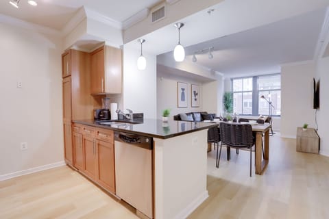 Business Apartment | Private kitchen | Full-size fridge, microwave, oven, stovetop