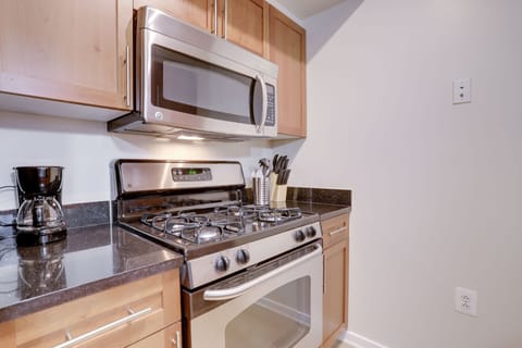 Business Apartment | Private kitchen | Full-size fridge, microwave, oven, stovetop