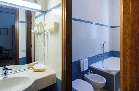 Shower, rainfall showerhead, free toiletries, hair dryer