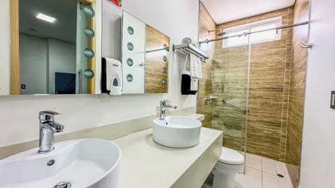 Family Room | Bathroom | Shower, free toiletries, hair dryer, towels