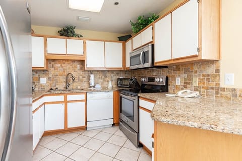 Condo, 1 Bedroom | Private kitchen | Fridge, oven, coffee/tea maker