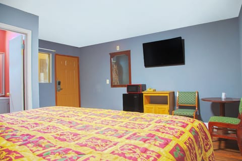 Suite, 1 King Bed, Accessible | Desk, free WiFi, bed sheets