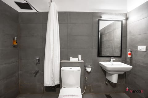 Family suite with Balcony | Bathroom | Shower, free toiletries, towels, shampoo