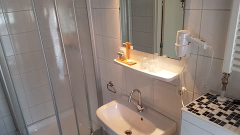 Junior Suite | Bathroom | Shower, rainfall showerhead, free toiletries, hair dryer