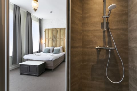 luxe Twin | In-room safe, desk, blackout drapes, iron/ironing board