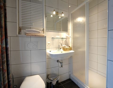 Single Room | Bathroom shower