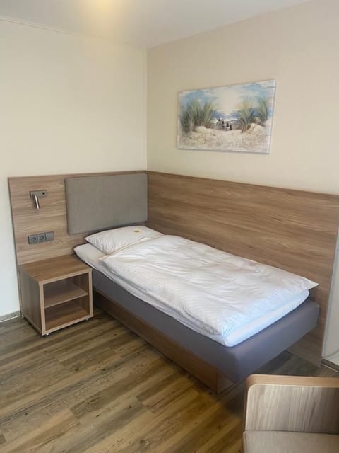 Standard Single Room | Iron/ironing board, free WiFi