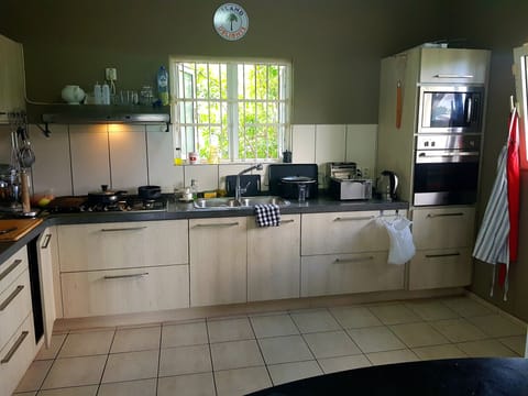 Comfort Villa | Private kitchen | Fridge, microwave, stovetop, coffee/tea maker