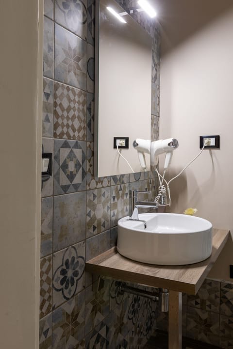 Classic Quadruple Room | Bathroom | Shower, rainfall showerhead, hair dryer, towels