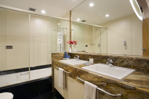 Superior Executivo com Cama Casal | Bathroom | Shower, free toiletries, hair dryer, bidet