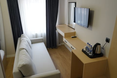 Standard Room | Minibar, in-room safe, desk, laptop workspace