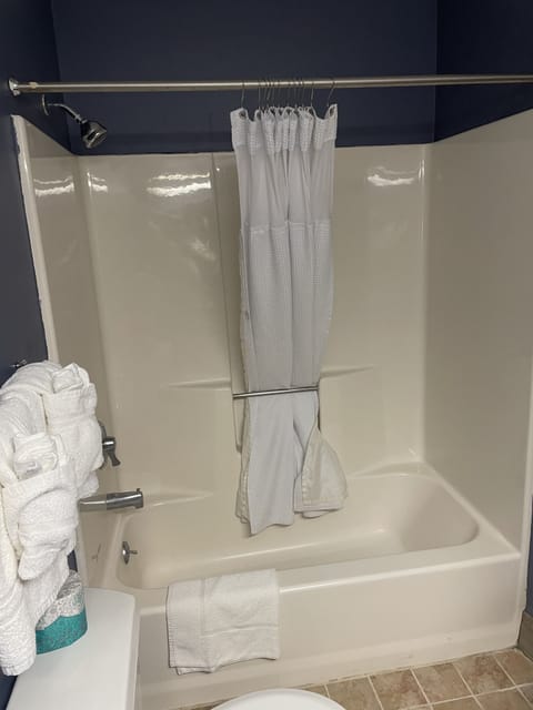 Combined shower/tub, free toiletries, towels, soap