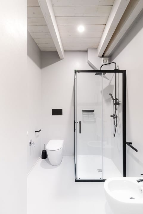 Comfort Room | Bathroom | Shower, rainfall showerhead, bidet, towels