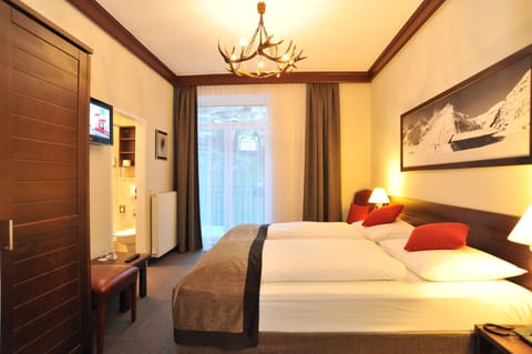 Double Room | Hypo-allergenic bedding, in-room safe, blackout drapes, free WiFi