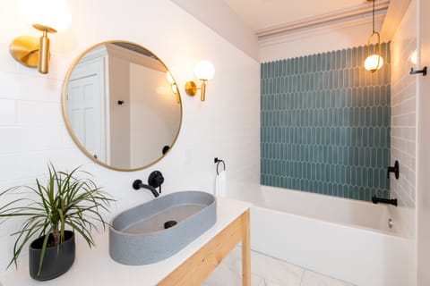 Room 3: Hideaway King | Bathroom | Combined shower/tub, hair dryer, heated floors, towels