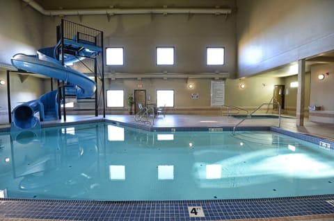 Indoor pool, sun loungers