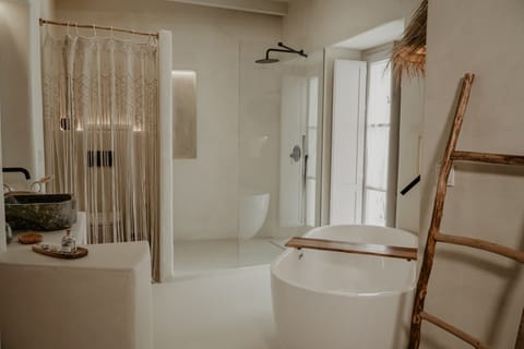 Deluxe Double Room | Bathroom | Separate tub and shower, rainfall showerhead, designer toiletries