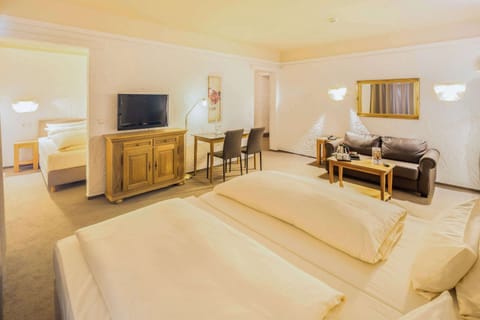 Comfort Room, 1 Queen Bed | Hypo-allergenic bedding, down comforters, desk, iron/ironing board