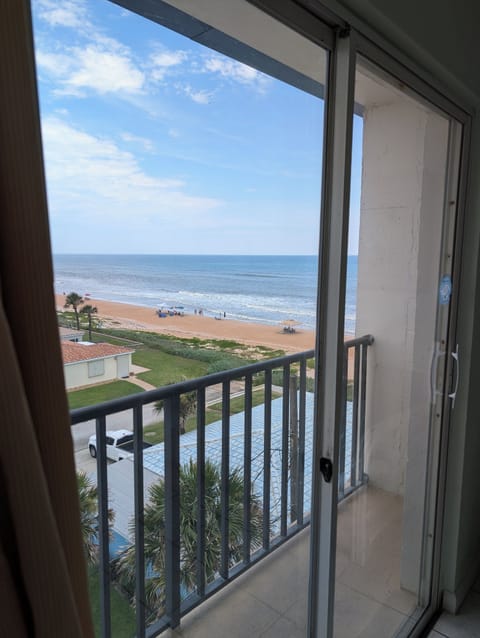 Standard Room, 1 Bedroom, Kitchen (1 queen and 1 sofa bed) | Beach/ocean view