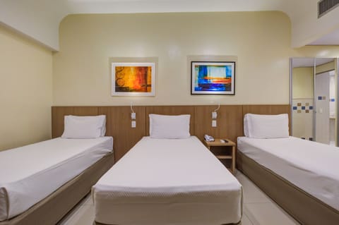 Deluxe Triple Room | Minibar, in-room safe, desk, soundproofing