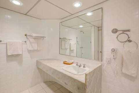 Deluxe Quadruple Room | Minibar, in-room safe, desk, soundproofing