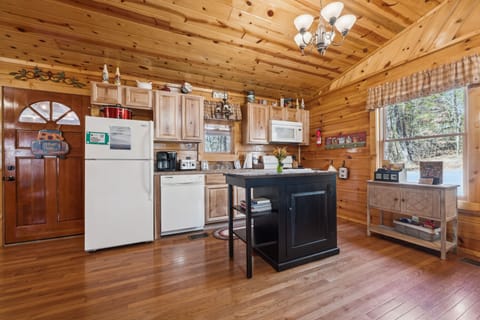 Cabin, 1 Bedroom | Private kitchen | Fridge, oven, coffee/tea maker, toaster