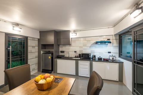 Deluxe Villa | Private kitchen | Electric kettle, toaster, cookware/dishes/utensils